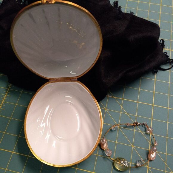Limoges, France, Clamshell with bracelet - Picture 1 of 10